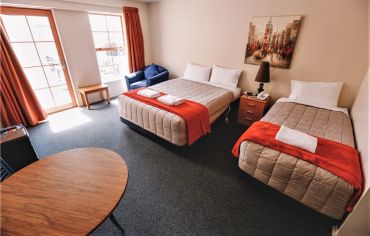 Studio Queen & Single