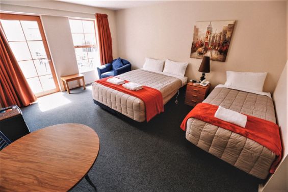 Studio Queen & Single